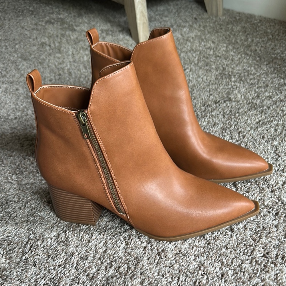Qupid Tan Ankle Booties with Sleek Design
